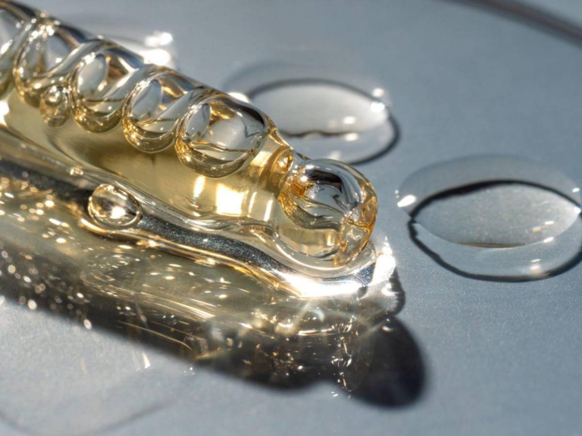 Manchas, ojeras y piel apagada: la molécula que dermatólogos no quieren que ignores