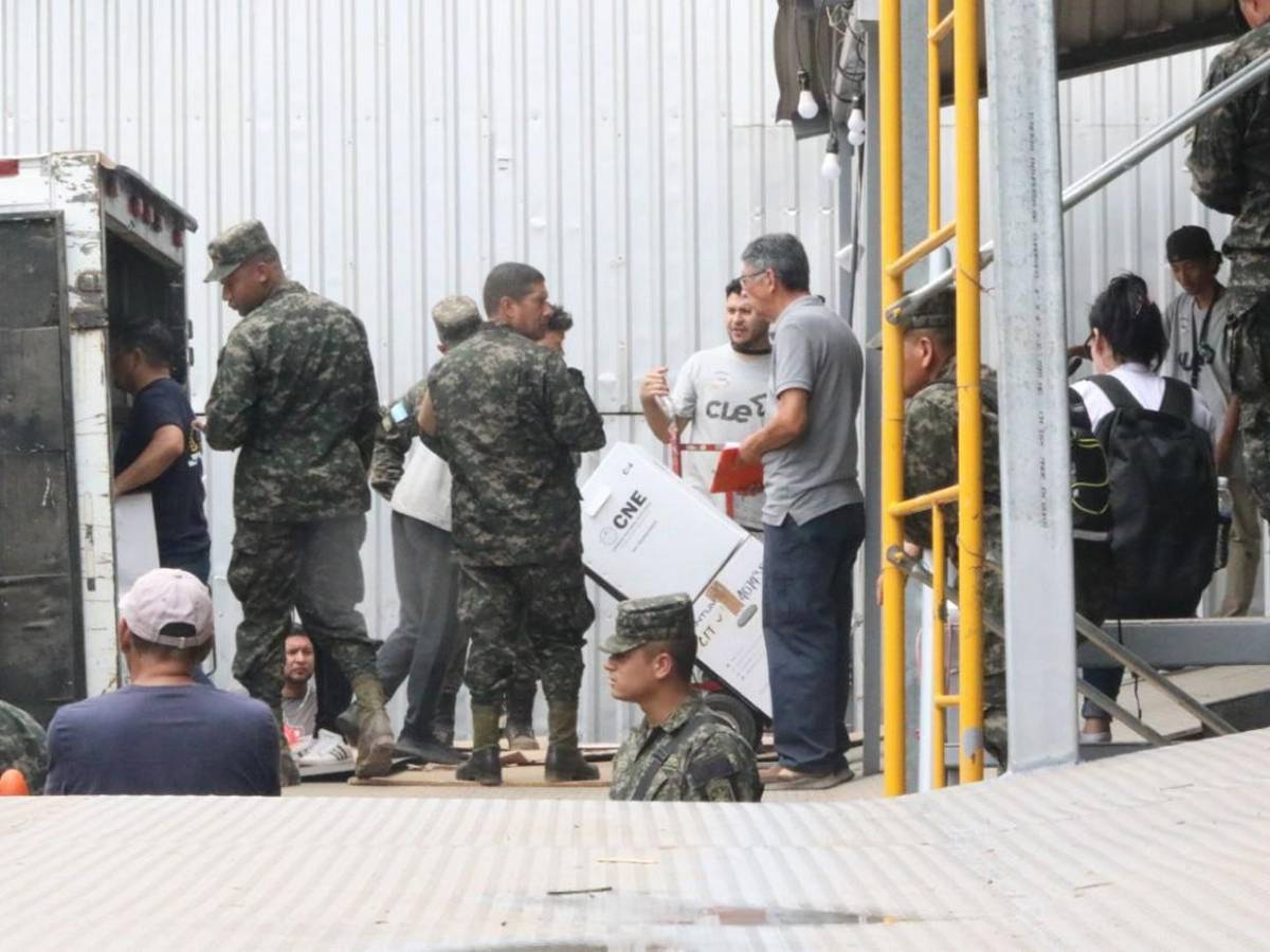 Inicia la esperada descarga de maletas electorales en Centro Logístico del CNE