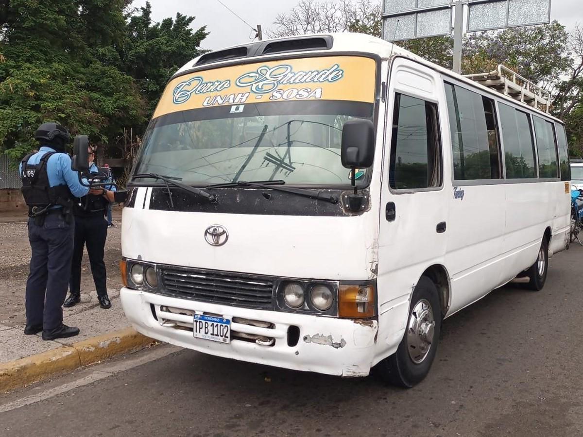 De acuerdo a testigos, el sujeto comenzó a robar a los pasajeros y le disparó a la víctima.
