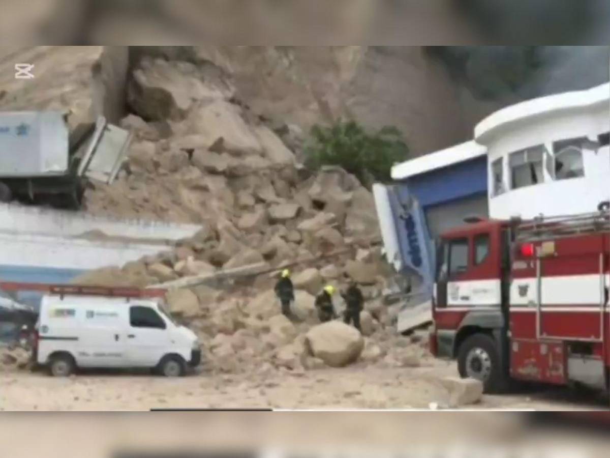 Las primeras imágenes del alud de tierra que destruyó bodegas en el anillo periférico
