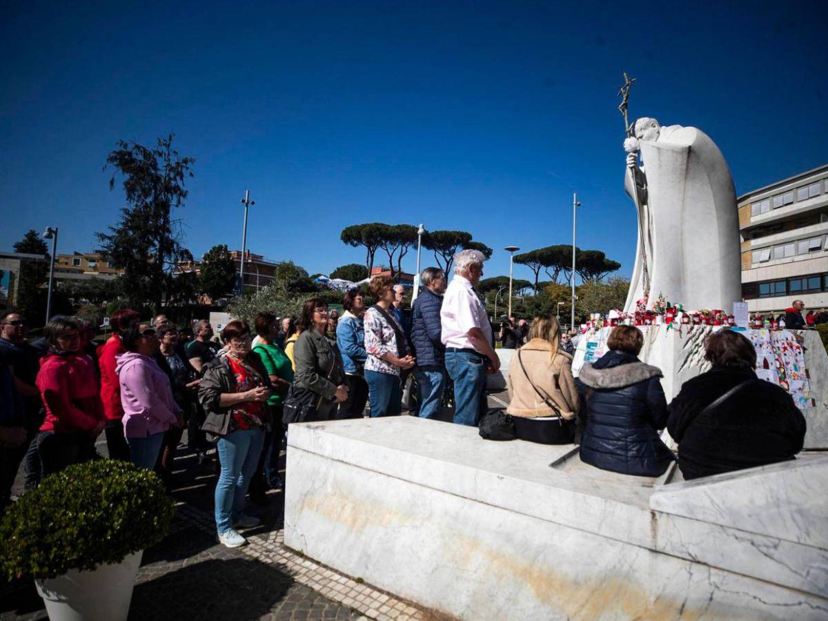 Fieles rezan frente hospital donde está el papa Francisco, que se mantiene estable
