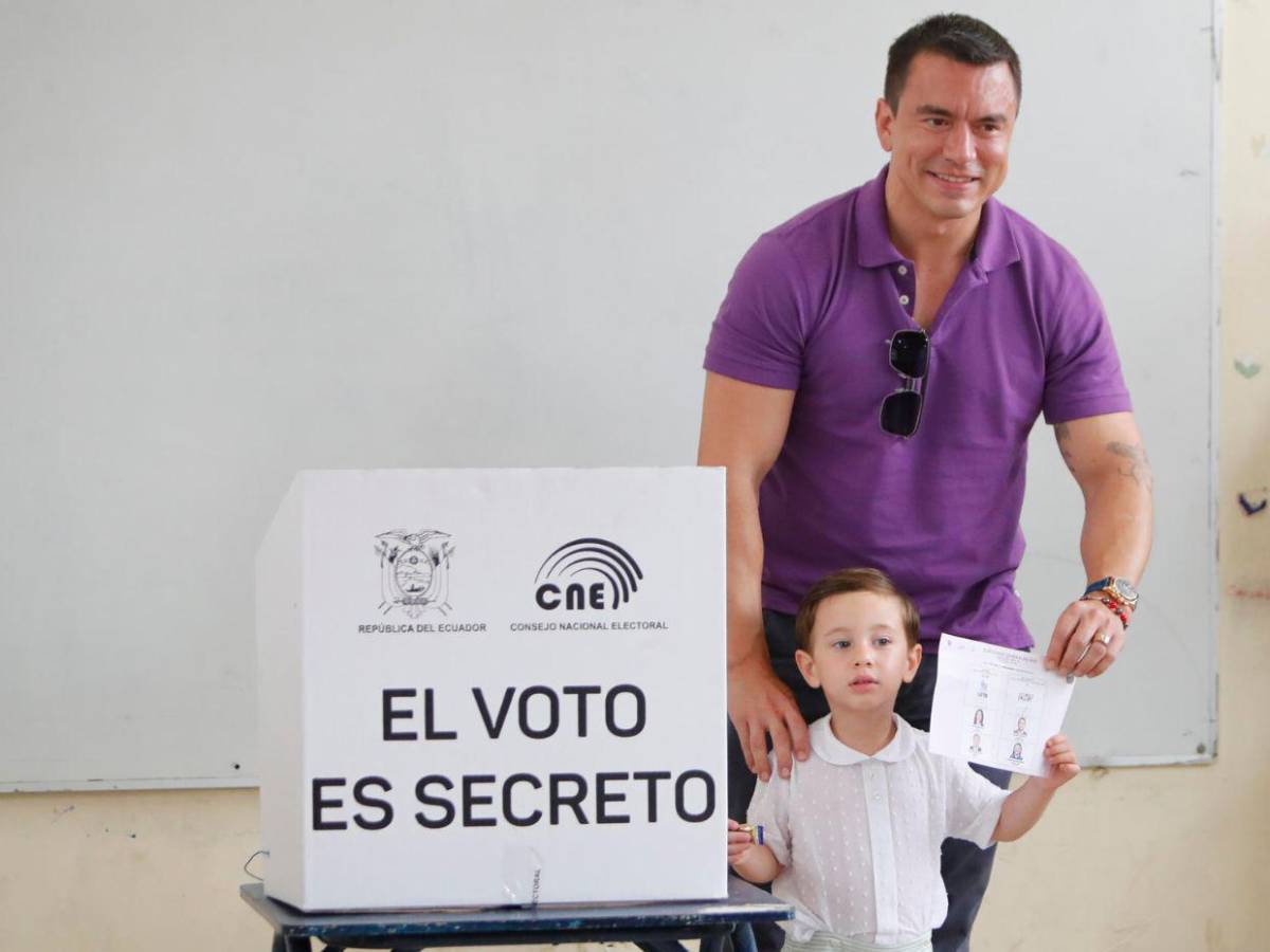 Ecuador vota hoy entre palmas, estado de excepción y ley seca