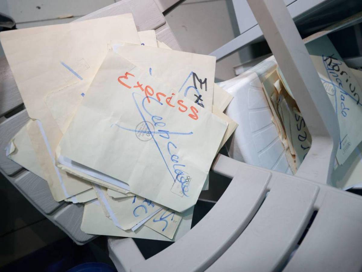 En el techo de oficina de Iván Velásquez hallan 1.8 millones de lempiras