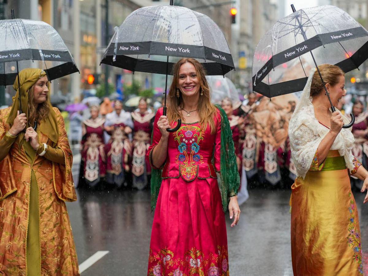 Bajo la lluvia, España y Latinoamérica llenan de color la Quinta Avenida de Nueva York