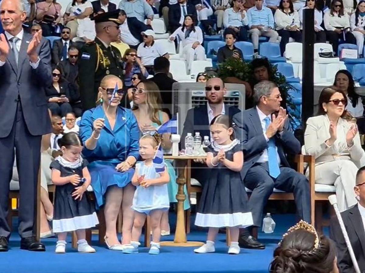 Familia presidencial engalana el estrado principal durante los desfiles patrios