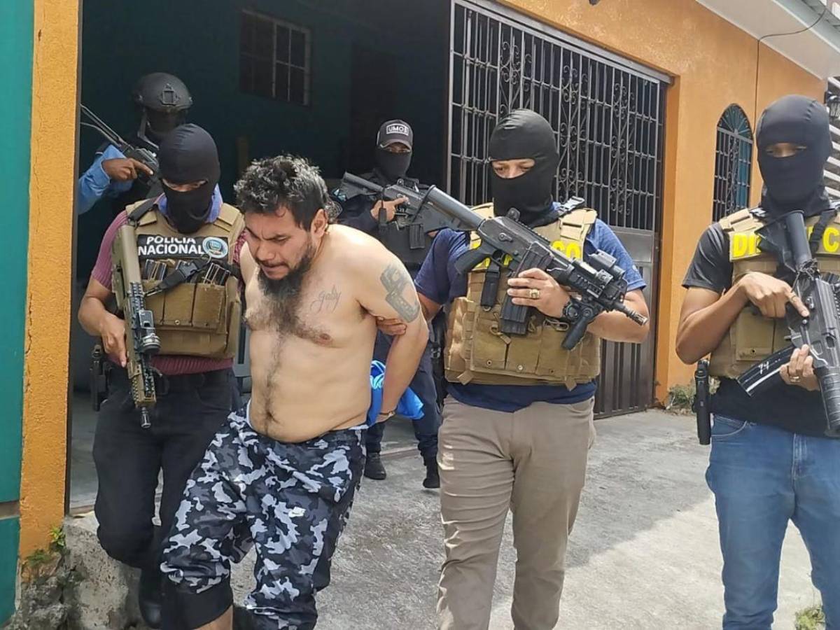 'Rifando' al ser capturado: El Rayo Santana, máximo líder de la Pandilla 18 en la capital 'Rifando' al ser capturado: El Rayo Santana, máximo líder de la Pandilla 18 en la capital