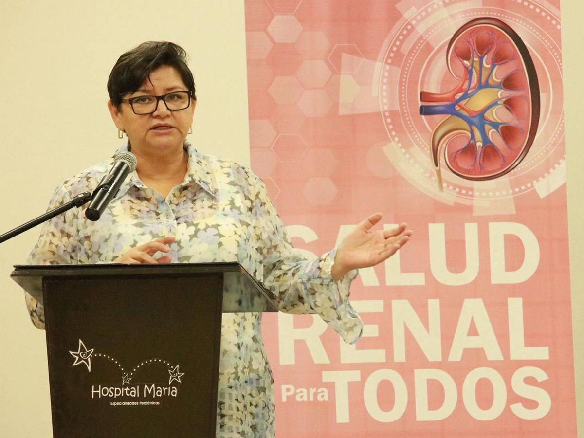 <i>La Ministra de Salud, Carla Paredes, lidera el impulso del Programa de Trasplante Renal en Honduras, marcando un camino hacia una mejor calidad de vida para los pacientes renales.</i>