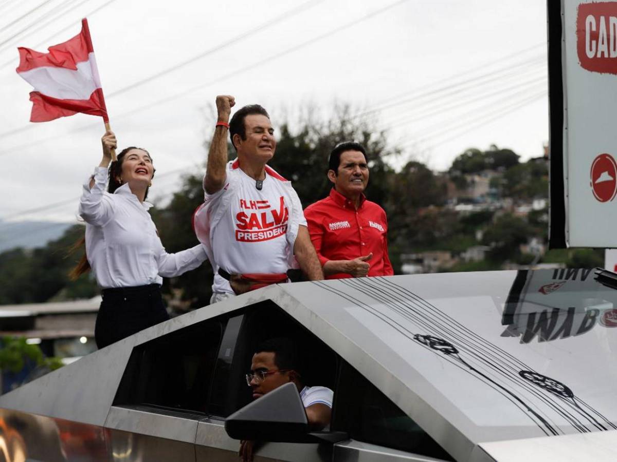 Salvador Nasralla lidera caravana en bulevar Fuerzas Armadas de Tegucigalpa