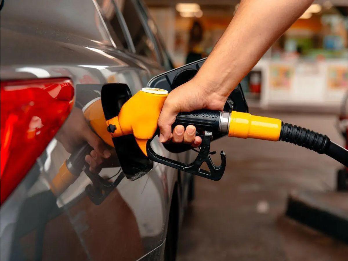 Conductores se abastecen de combustible días antes de un nuevo incremento en Centroamérica