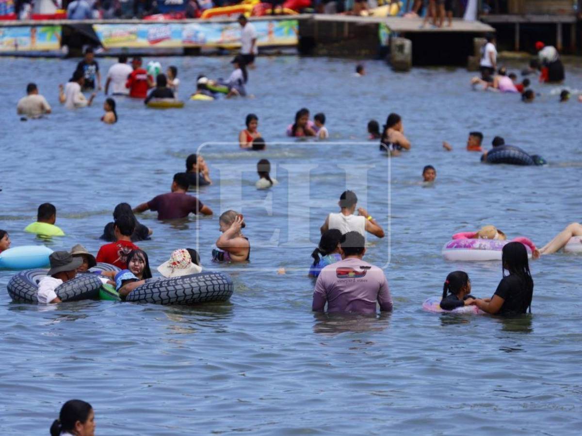 Playas de Omoa se llenan de turistas en plena Semana Santa 2026
