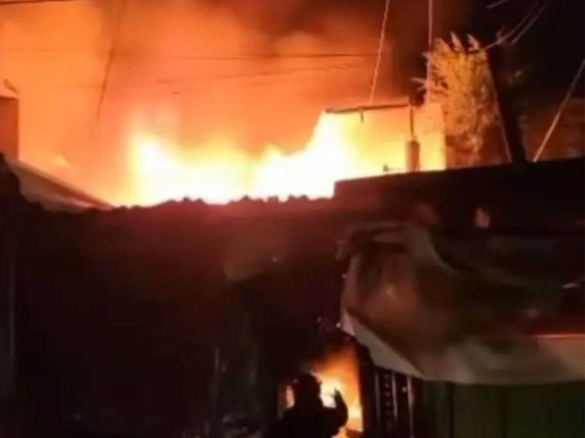 Bomberos heridos, negocios en cenizas y pérdidas cuantiosas: incendio en el mercado Galindo