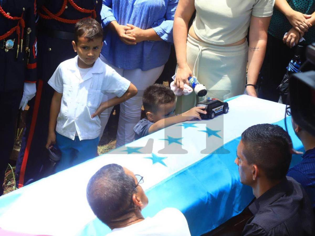 El último beso de despedida de su hijo: conmovedoras fotos del policía Kevin Pérez