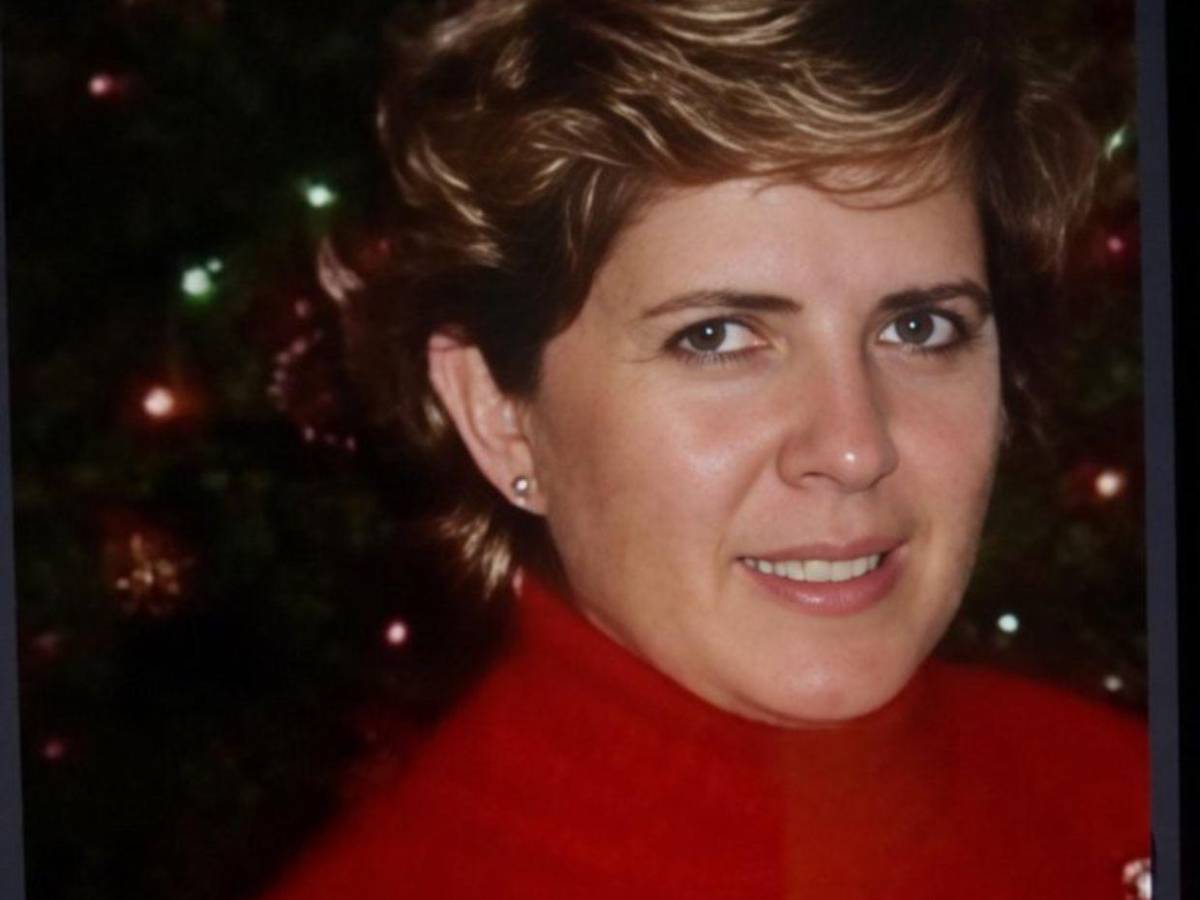 Suegra le disparó más de 10 veces a la exreina Carolina Flores; asegura que el arma se activó sola