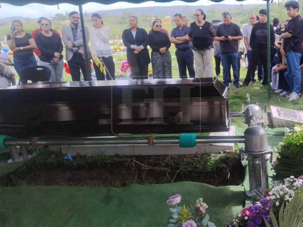 Con flores, palabras de amor y aplausos: así despiden a la periodista Bessy Carolina Martínez