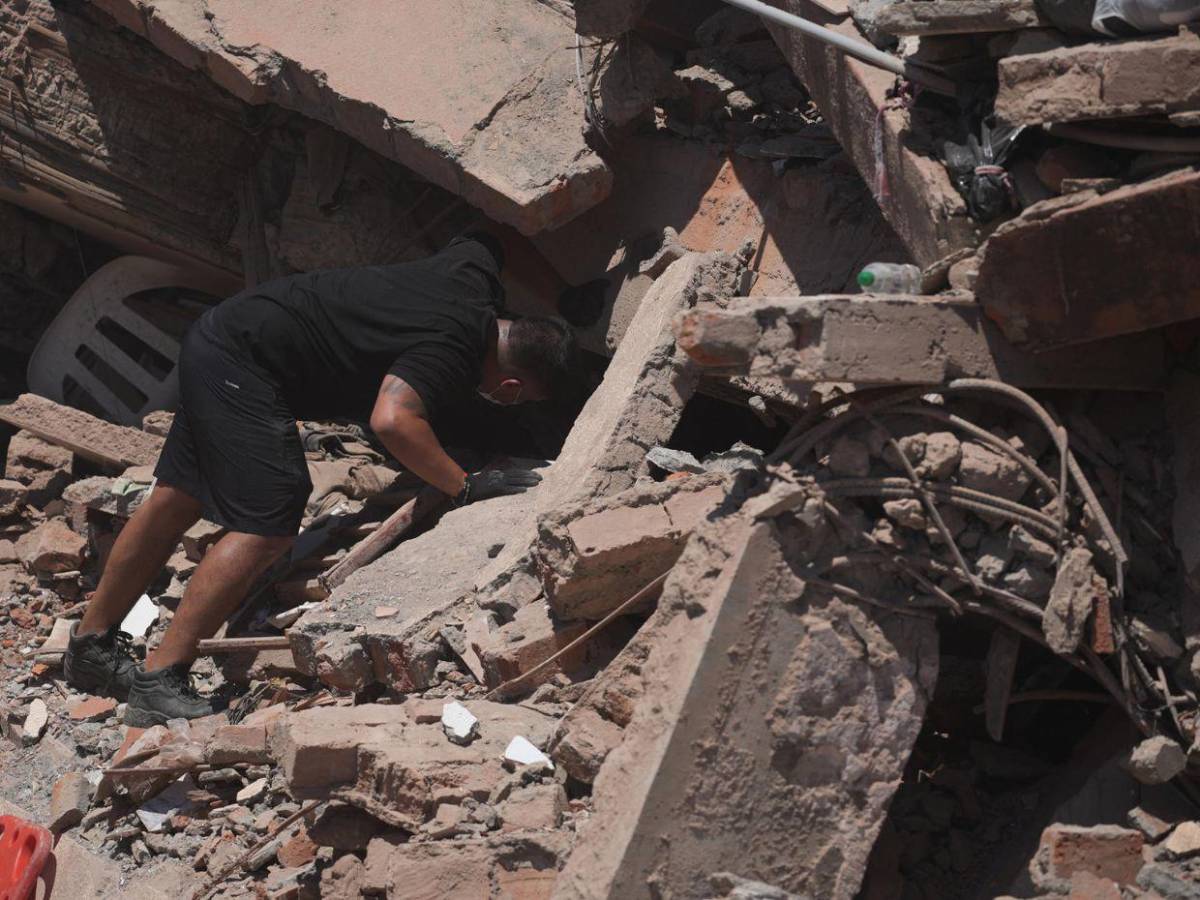 Halló la casa deshecha: Madre busca a su hijo entre escombros tras terremoto que sacudió a Colombia
