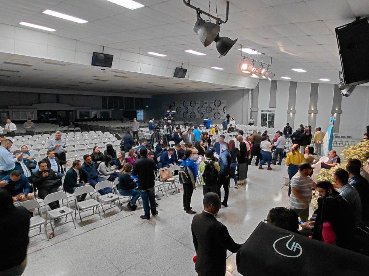 En una iglesia y con más de 70 diputados: así se desarrolla sesión extraordinaria de la oposición