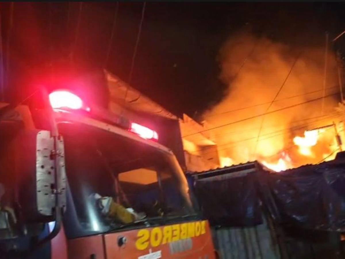 Bomberos heridos, negocios en cenizas y pérdidas cuantiosas: incendio en el mercado Galindo
