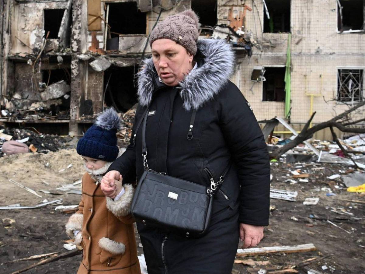 Sin comida ni salida: miles siguen atrapados en región de Ucrania pese a tregua con Rusia