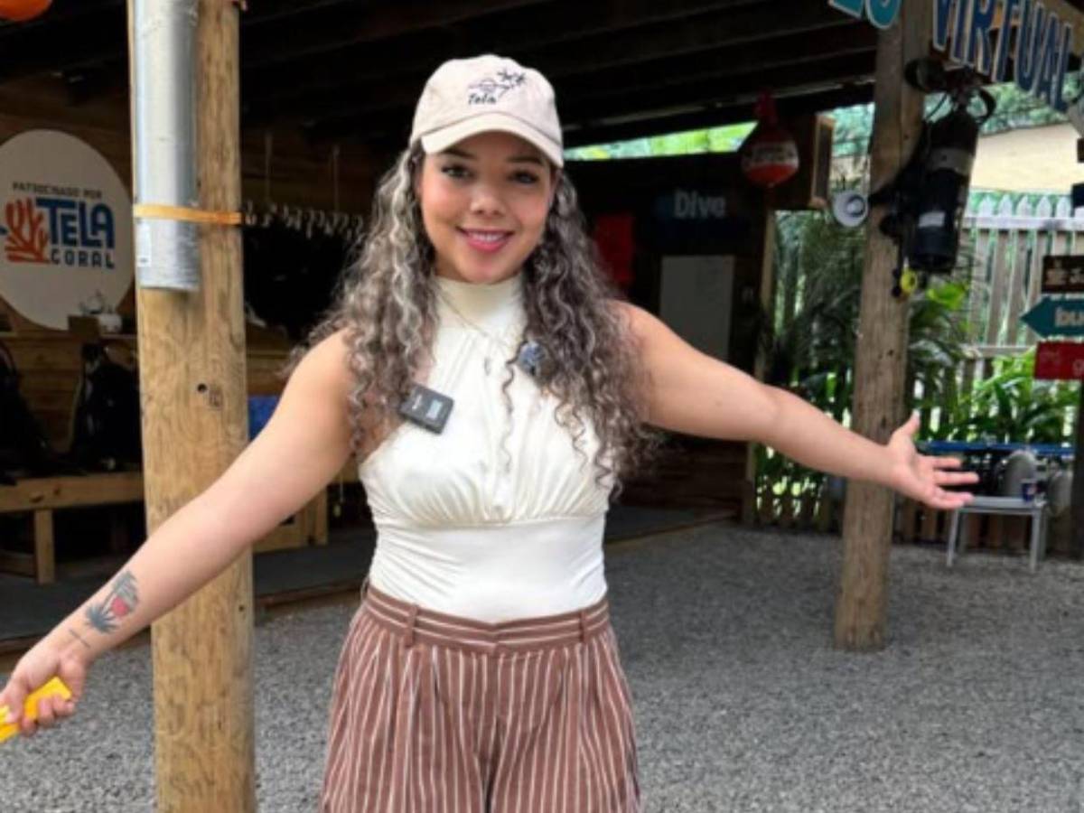 Dunia Santos regresa a Honduras y rompe en llanto al ver la realidad de una escuela