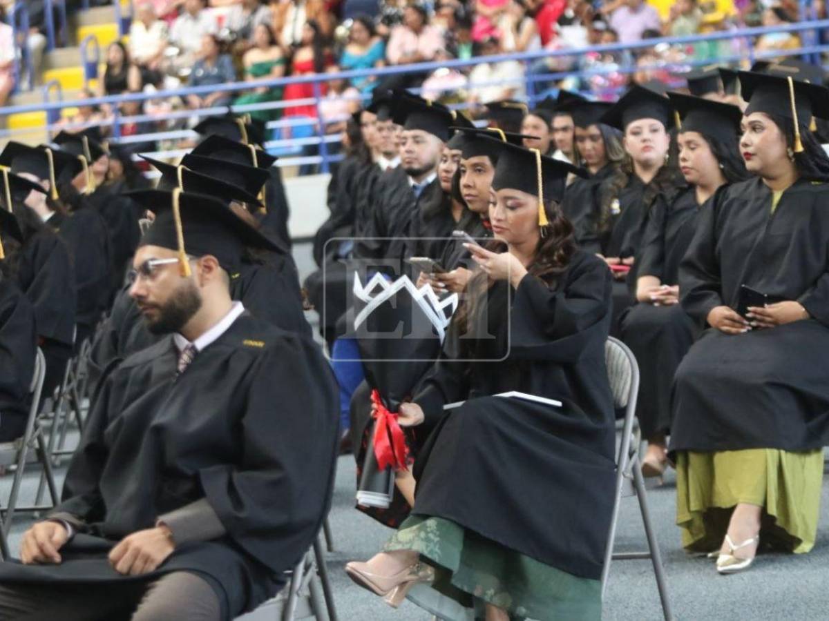 Un sueño hecho realidad: 1,074 nuevos profesionales reciben su título de la UNAH