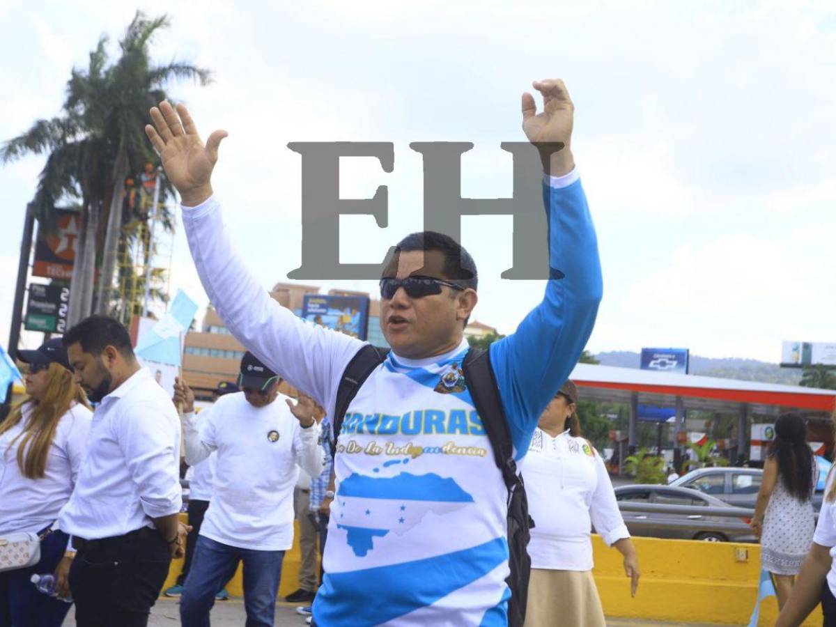 Con fe y devoción, cientos de personas caminaron por la paz y democracia en SPS