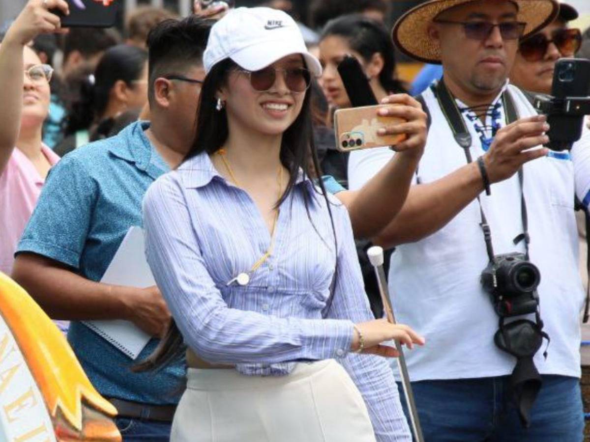 Maestras del Cybernet se robaron las miradas en los desfiles de independencia patria