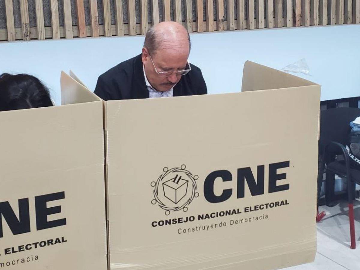 Con alegría y emoción: Así llegó a votar Hugo Noé Pino, vicepresidente del CN
