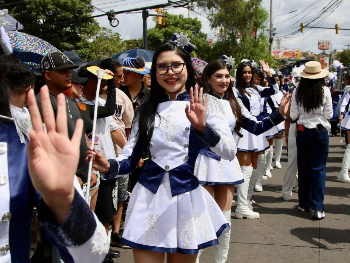 Con preparadas coreografías y atuendos cívicos, palillonas del Hibueras rindieron honor a la patria