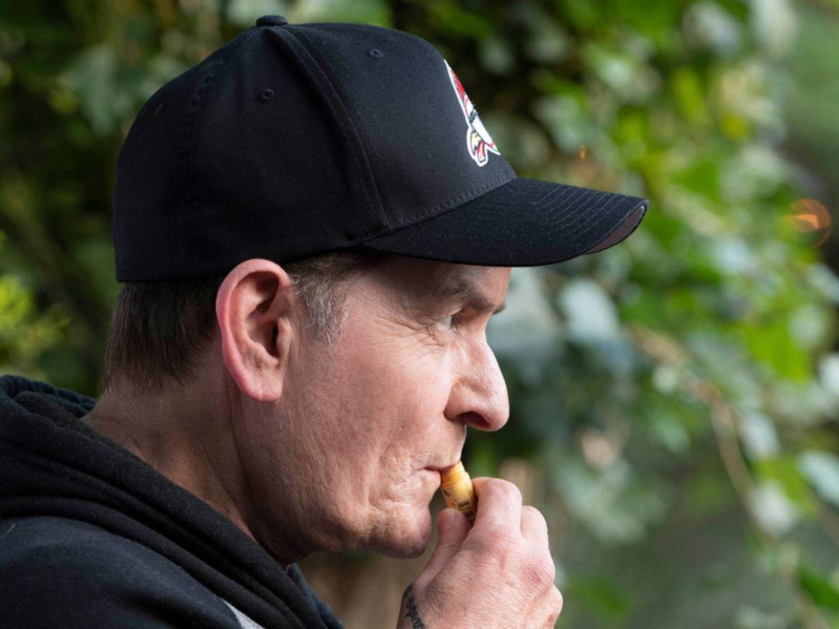 Charlie Sheen revela casi una década de celibato y confiesa su historial con las drogas