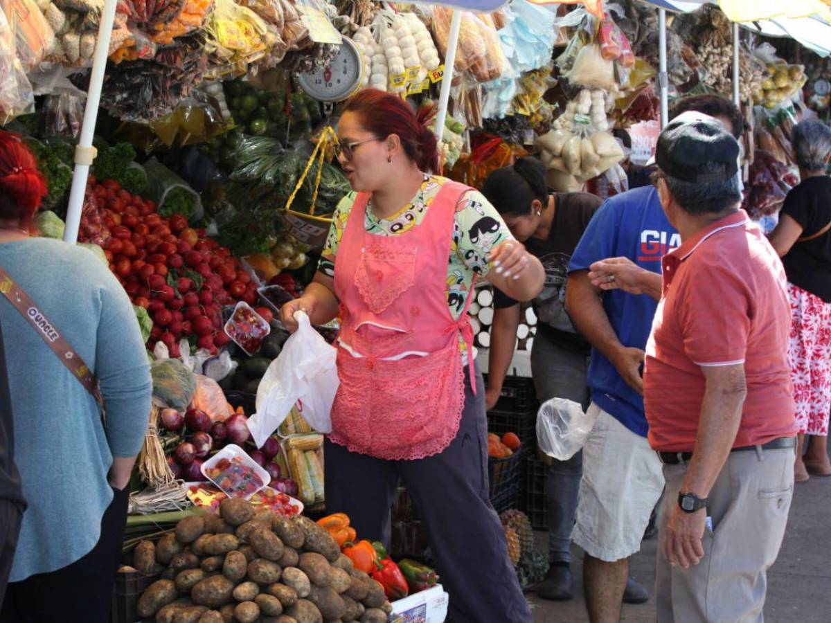 Compras de último minuto, tráfico y movimiento comercial en Tegucigalpa antes del Año Nuevo