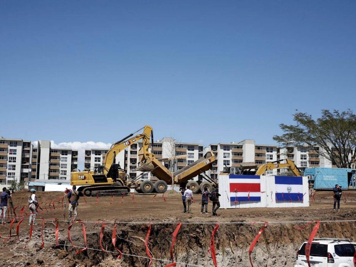 Rodrigo Chaves y Nayib Bukele colocan primera piedra de megacárcel en Costa Rica inspirada en CECOT