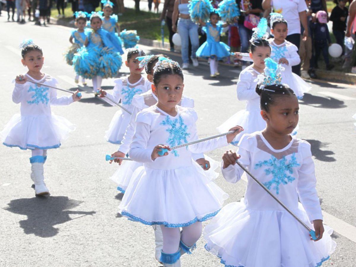 Palillonas y pomponeras de prebásica deslumbran en los desfiles patrios en Tegucigalpa