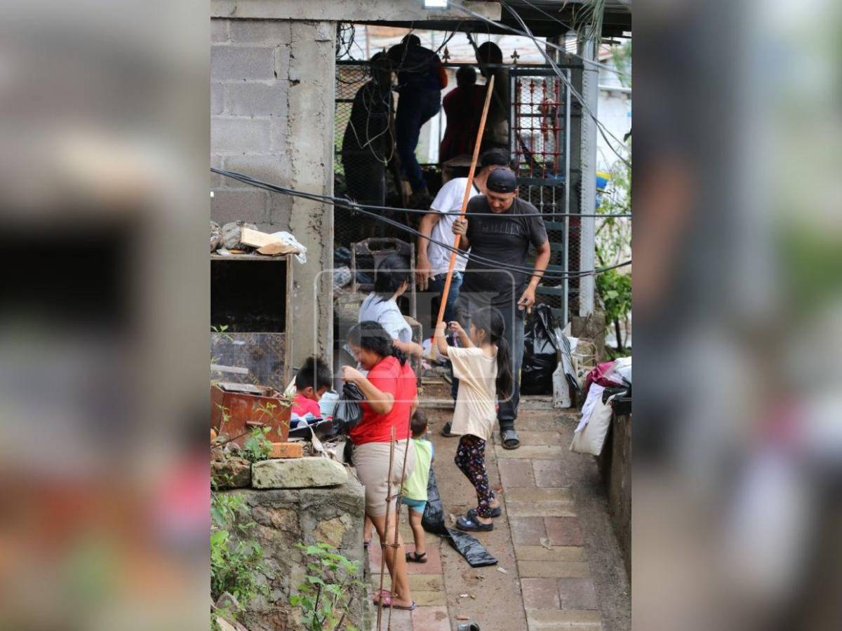Afectados por deslizamiento en la Villa Unión regresan para conocer daños tras deslizamiento