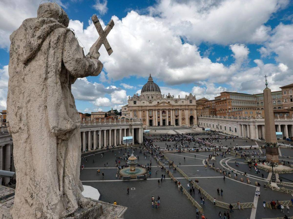 Imágenes de los fieles en el segundo día de cónclave