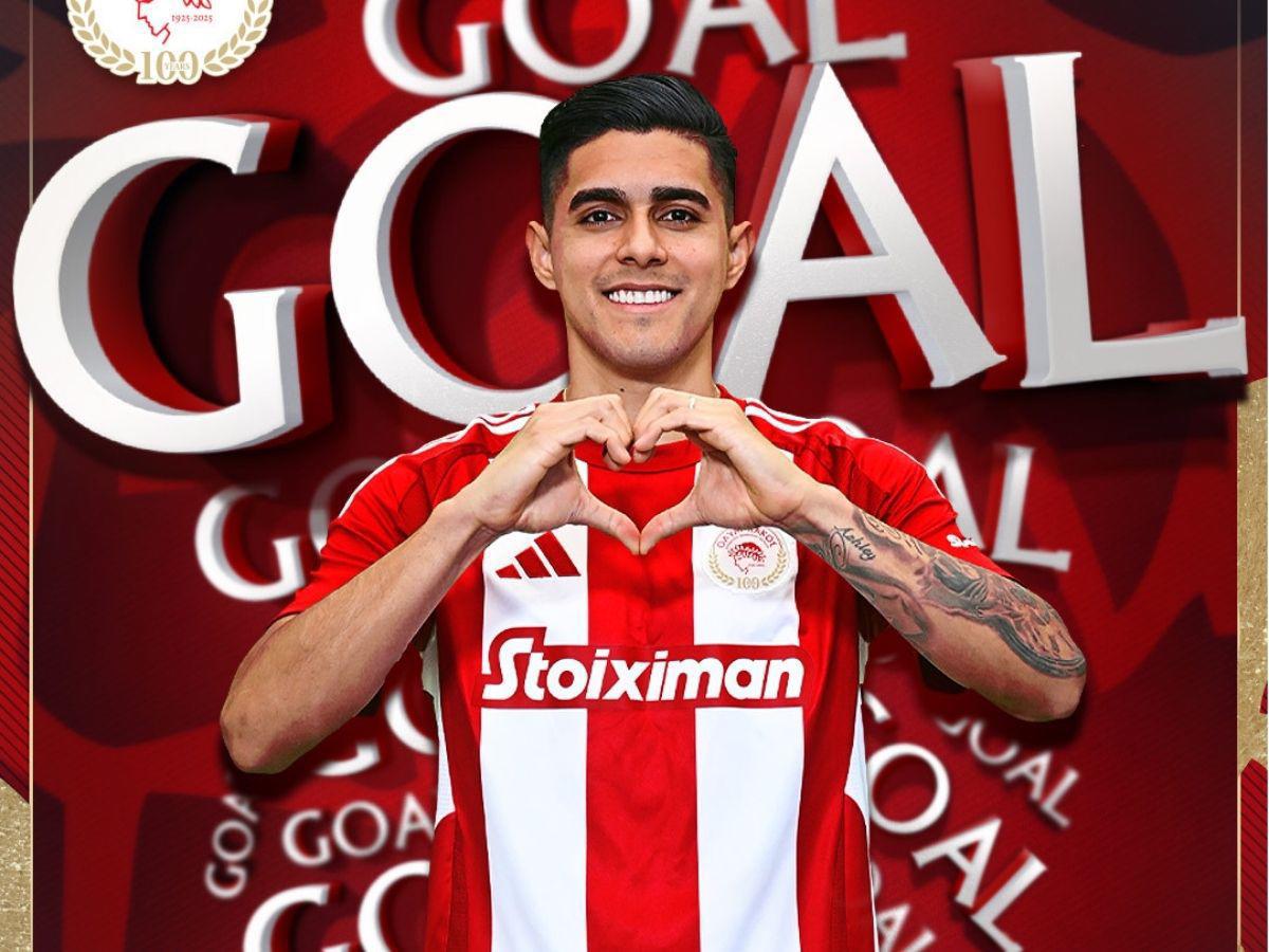 Luis Palma anota su primer gol con el Olympiacos y lo celebra frente a jugador mexicano