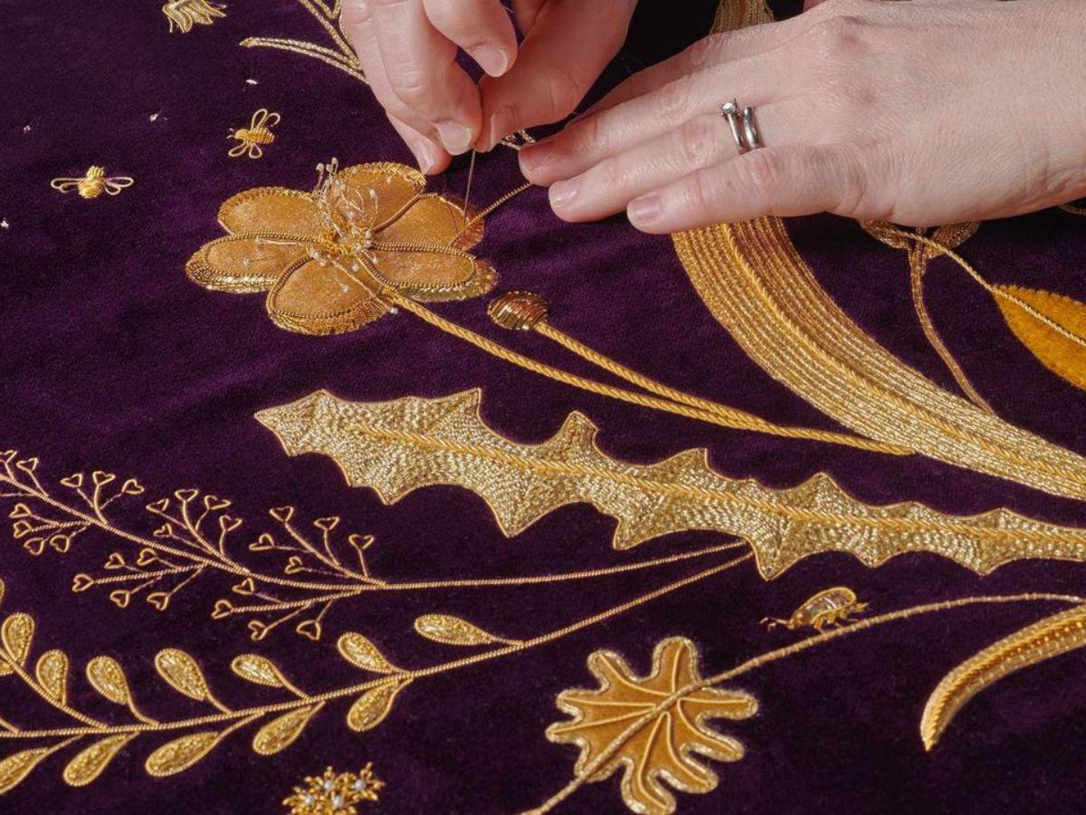 Las abejas y flores fueron bordadas a mano para la túnica que utilizará la reina Camila.