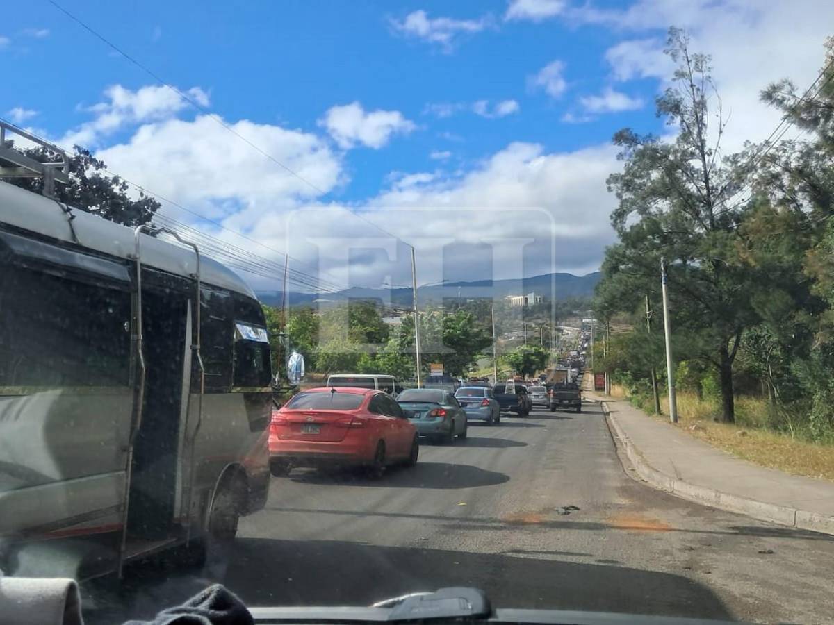 Caos vial en anillo periférico por cierre de puente Papa Francisco