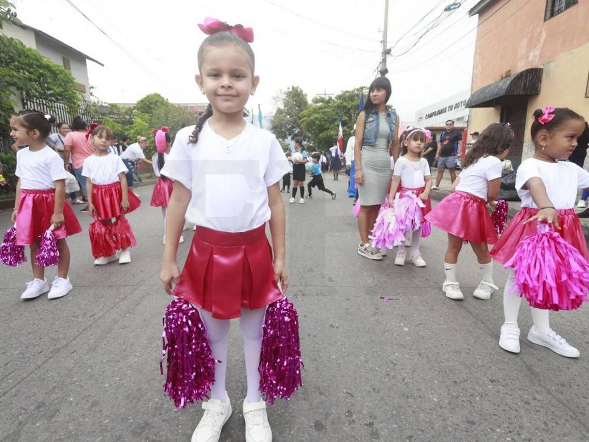 Colorido desfile en honor a la Patria en el Barrio Cabañas de San Pedro Sula