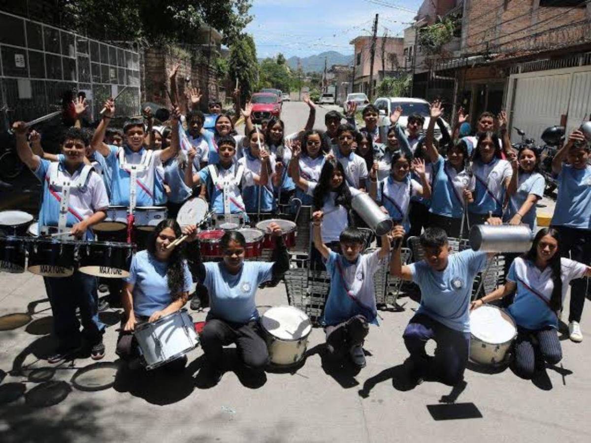 Educación investigará denuncias por extorsión vinculadas con los desfiles