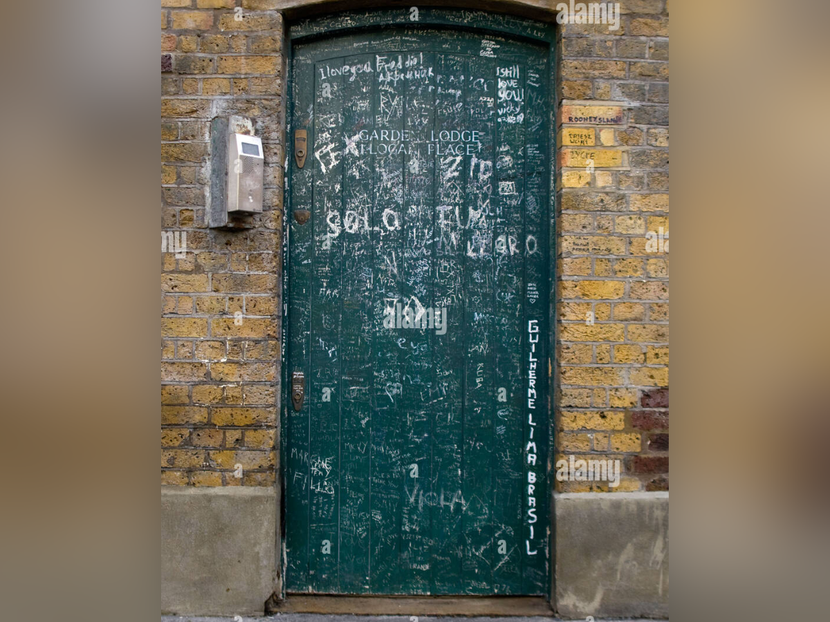 Desde una corona hasta su peine de bigote: Inicia la subastan de objetos personales de Freddie Mercury