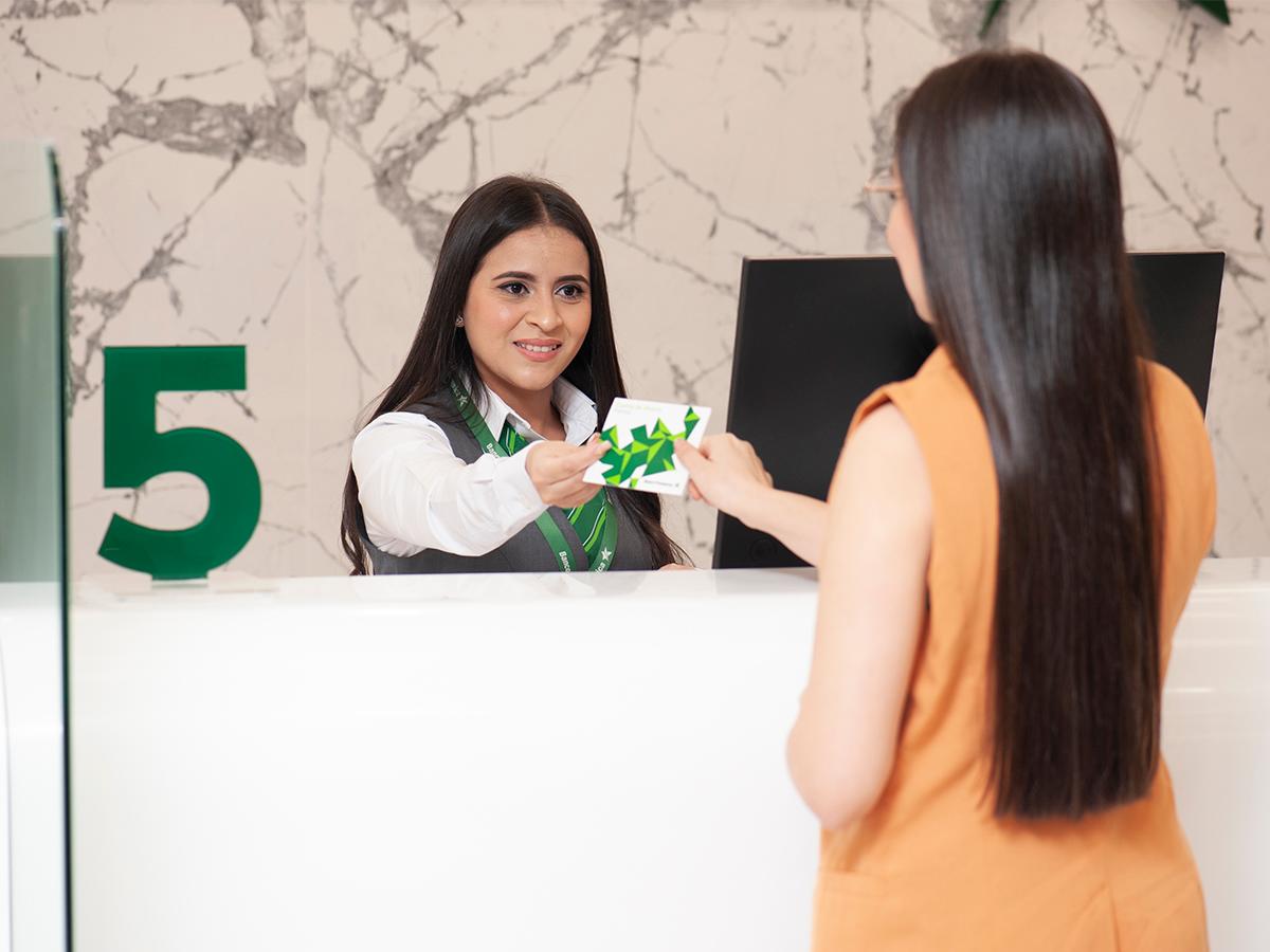 Con una atención personalizada y tecnología avanzada, Banco Promerica crea un espacio bancario adaptado a las necesidades de sus clientes, priorizando la comodidad y la innovación.