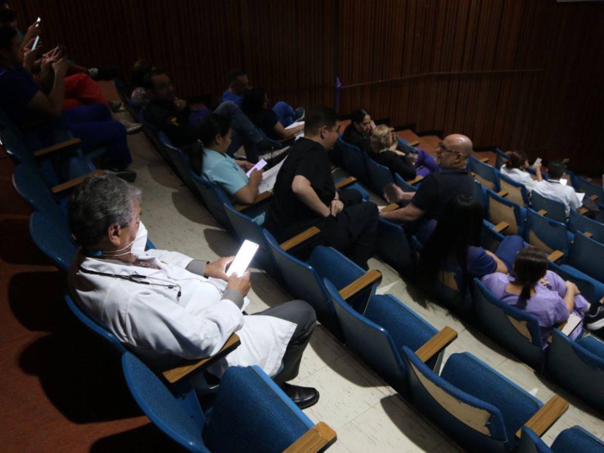 Médicos en asambleas informativas suspenden consulta externa por falta de pagos