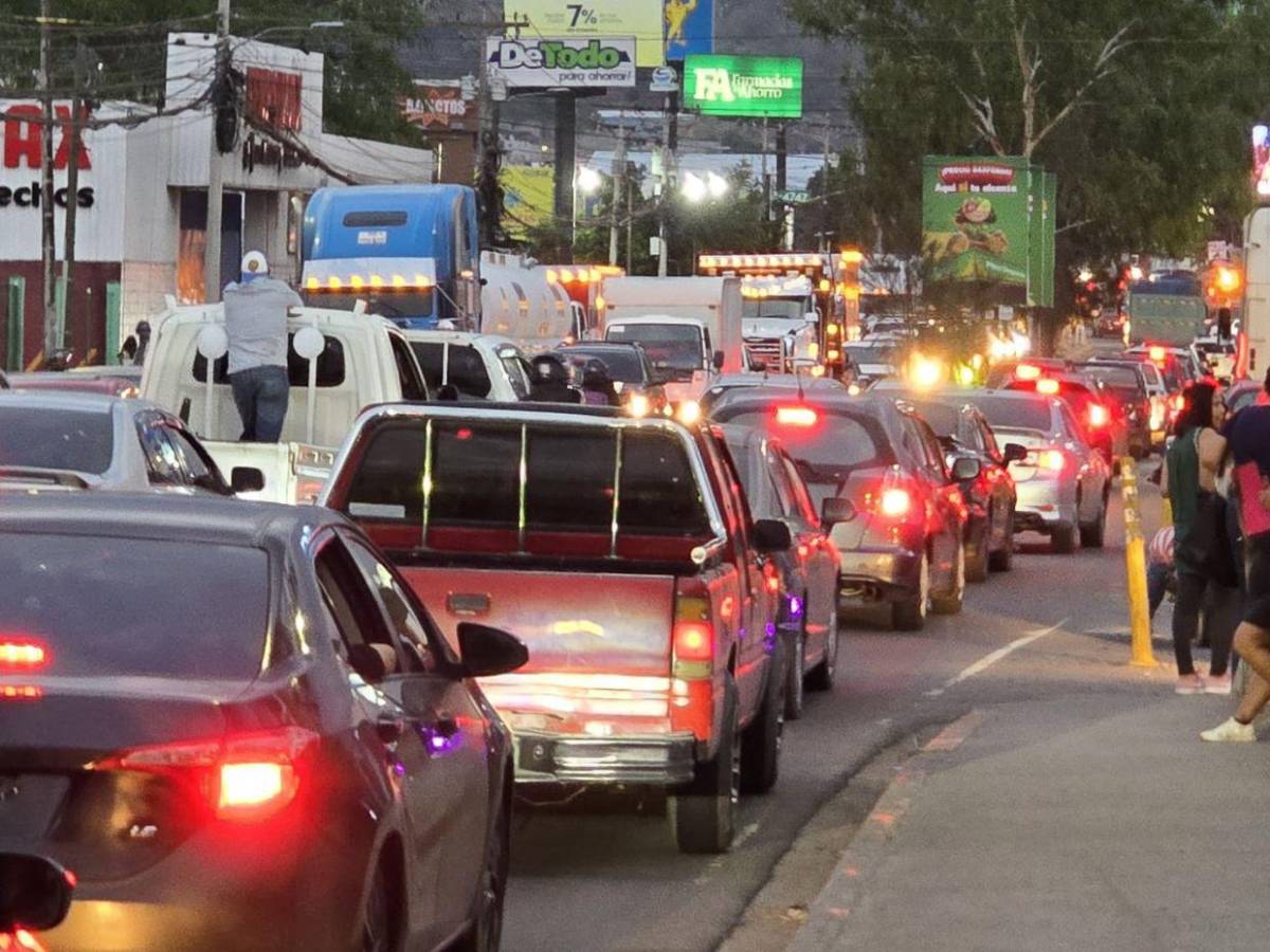 Tráfico pesado en la salida al sur atrasa el retorno de capitalinos a sus hogares