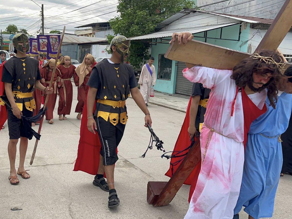 El camino de Jesús hacia la cruz: así se vive el viacrucis en Sabá, Colón