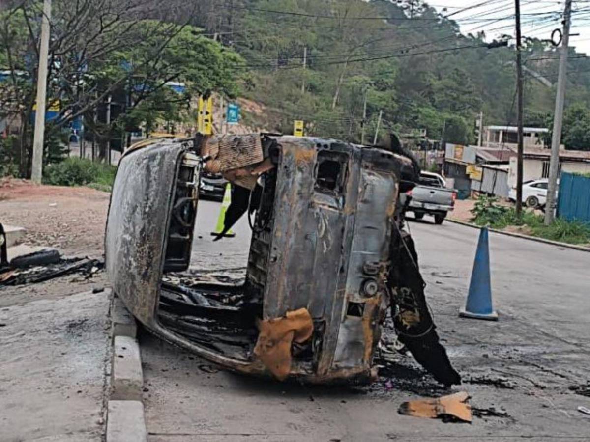 Fotos: así quedó el busito incendiado en Villa Vieja, carretera al oriente