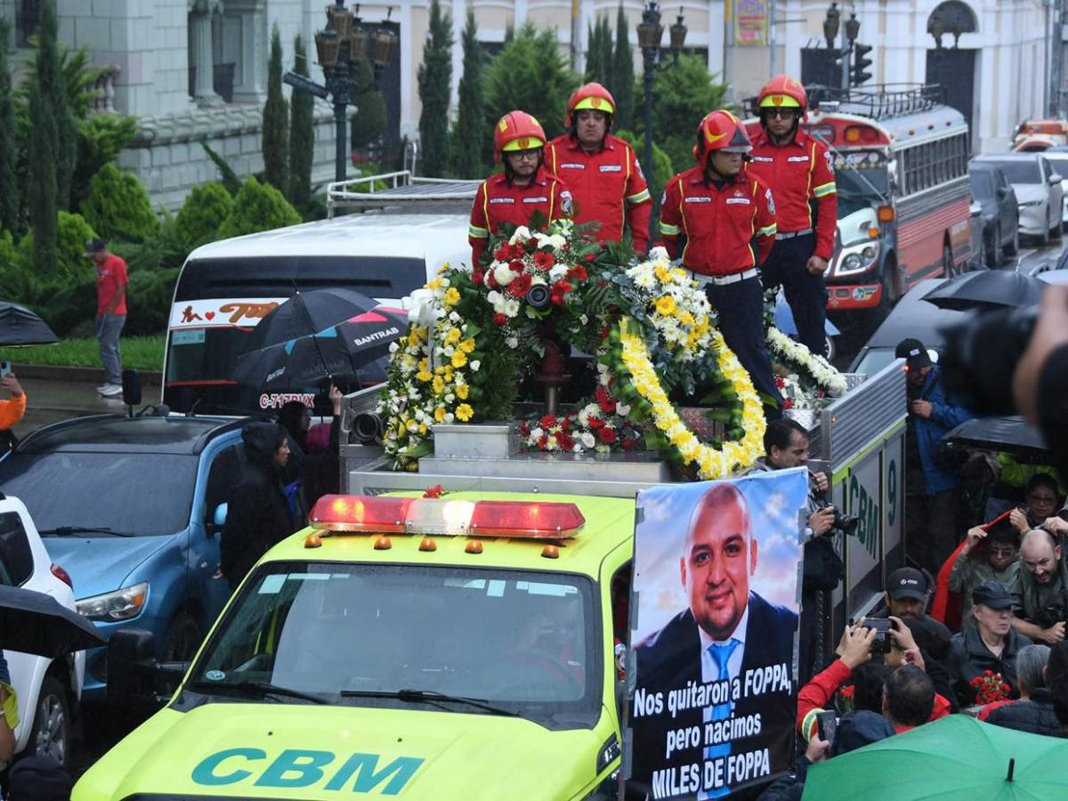 Rituales mayas y pedidos de justicia en masiva despedida a exfiscal Francisco Foppa en Guatemala