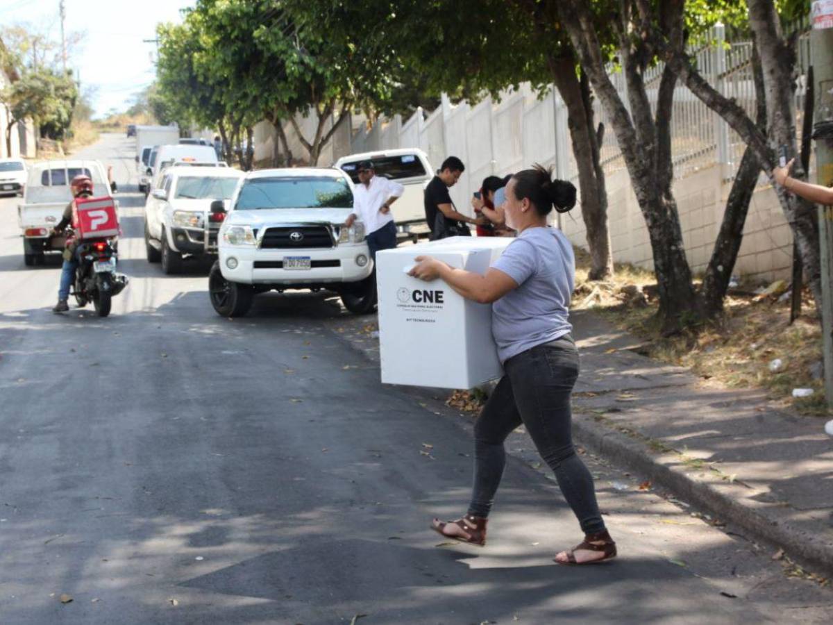 En plena calle dejan maletas electorales con retraso de más de nueve horas de entrega