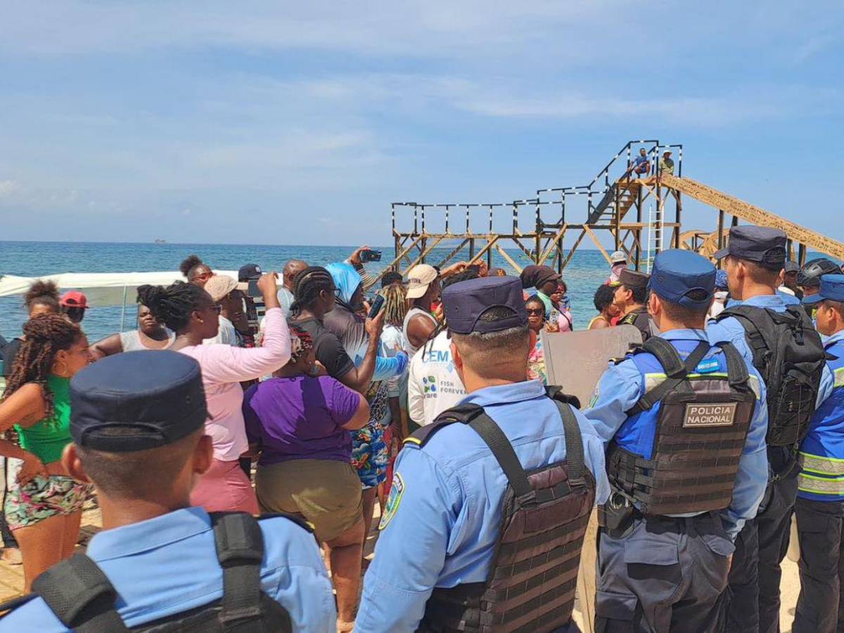 Garífunas protestan en Cayos Cochinos contra reality español por amenaza a tortugas marinas