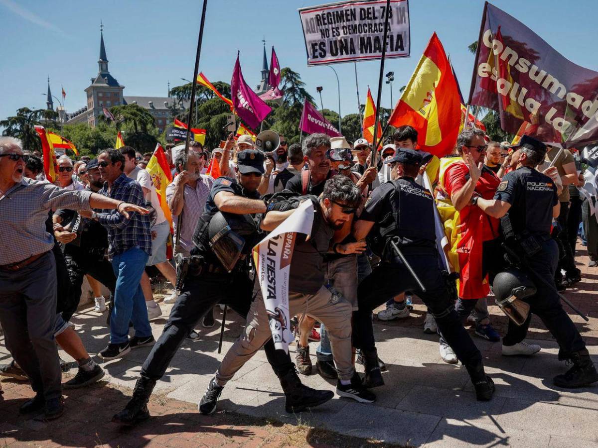 No es un gobierno, es una mafia: Manifestantes piden la dimisión del presidente Pedro Sánchez