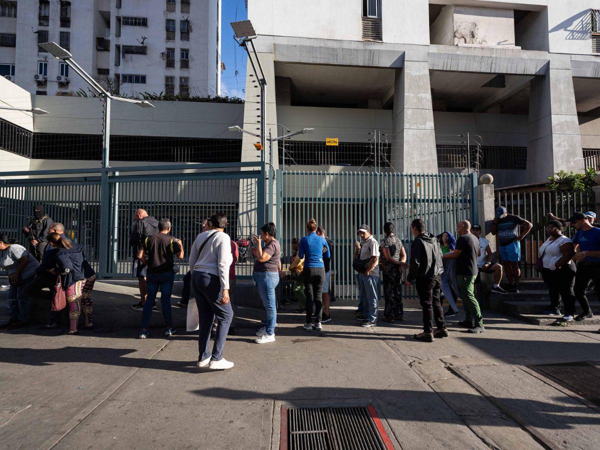 Resguardados, largas filas en supermercados y calles vacías: ambiente en Venezuela tras caída de Maduro